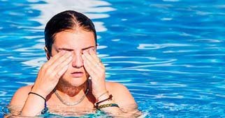 Desconforto nos olhos após à praia ou piscina? Saiba quando é necessário visitar um oftalmologista
