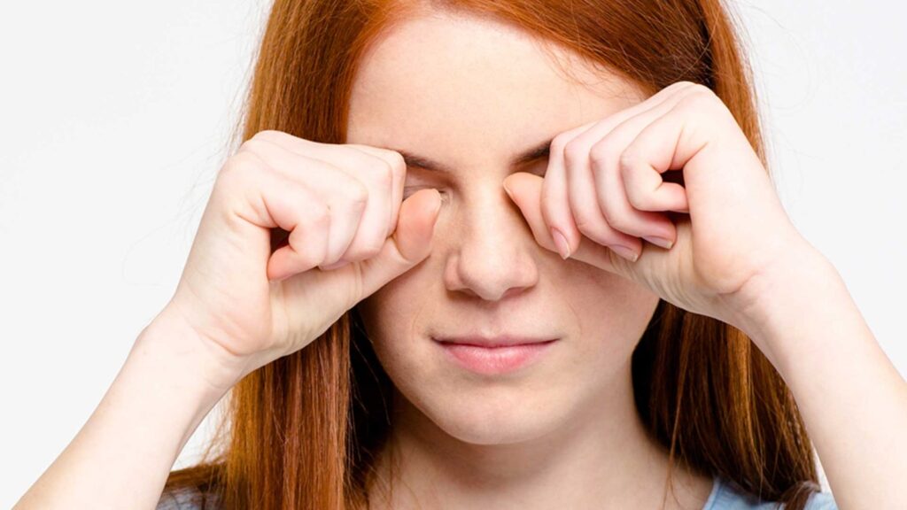 Coçar os olhos faz mal?